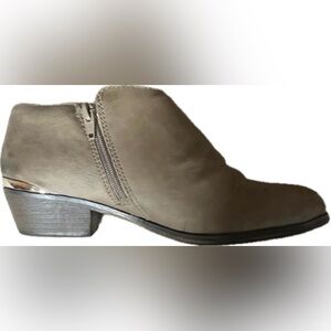 Mossimo Tan Ankle Boots with Low Block Heel and Side Zipper. Women’s Size 8.5